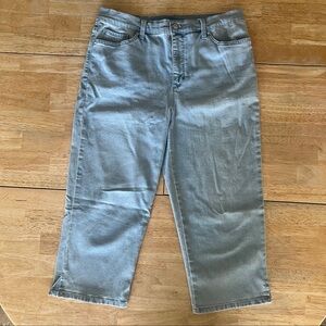 Gloria Vanderbilt Light Denim Capri’s ~ Size 12